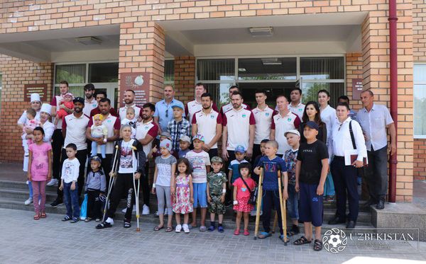“Lokomotiv” Onkologiya ilmiy markazida davolanayotgan bolalarni bayram bilan tabrikladi