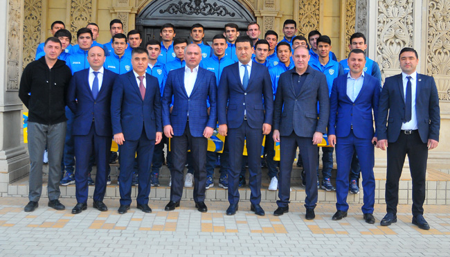 “Paxtakor” futbol klubi O`zbekiston olimpiya terma jamoasini mukofotladi.