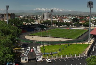 O‘zbekistonlik mutaxassislar qo‘shni Qirg‘izistonda sifatli futbol maydoni bunyod etdi